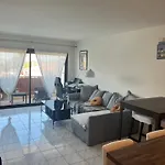 Grande Salon Climatisé Dans Partagé Avec Parking Devant La Appartement *