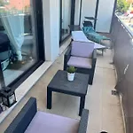 Grande Salon Climatisé Dans Partagé Avec Parking Devant La Antibes
