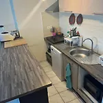 Grande Salon Climatisé Dans Partagé Avec Parking Devant La Appartement *