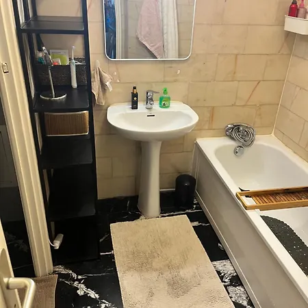 Grande Salon Climatise Dans Partage Avec Parking Devant La