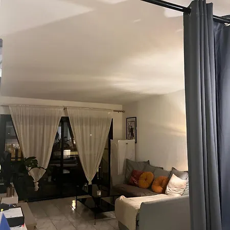 Grande Salon Climatise Dans Partage Avec Parking Devant La