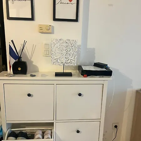 Apartment Grande Salon Climatise Dans Partage Avec Parking Devant La