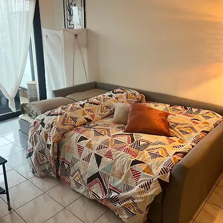 Grande Salon Climatise Dans Partage Avec Parking Devant La Apartment Antibes