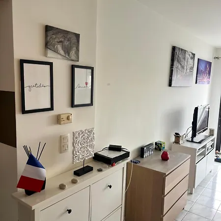 Grande Salon Climatise Dans Partage Avec Parking Devant La Antibes