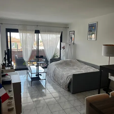 Grande Salon Climatise Dans Partage Avec Parking Devant La