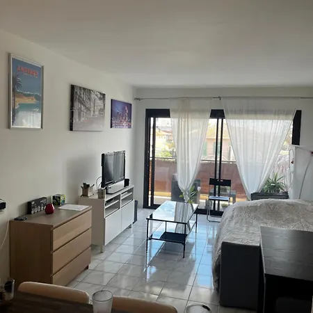 Grande Salon Climatise Dans Partage Avec Parking Devant La *