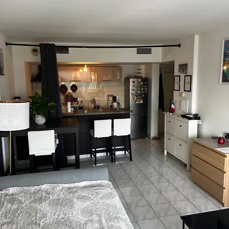 Grande Salon Climatise Dans Partage Avec Parking Devant La