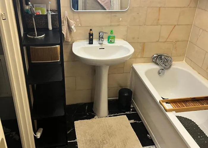 Grande Salon Climatise Dans Partage Avec Parking Devant La