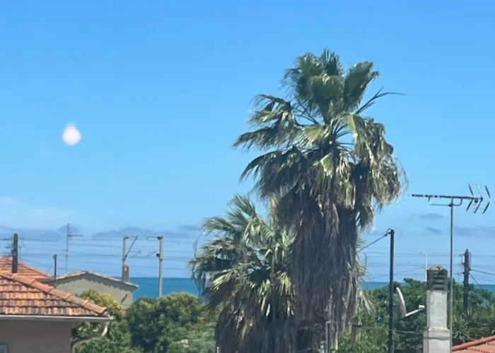 Grande Salon Climatise Dans Partage Avec Parking Devant La