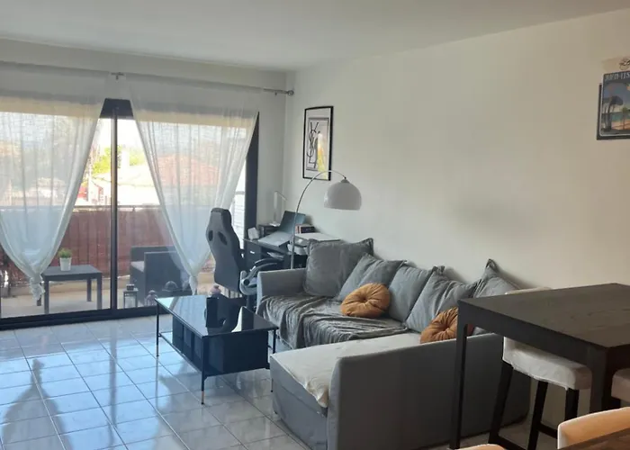 Grande Salon Climatise Dans Partage Avec Parking Devant La Apartmán *