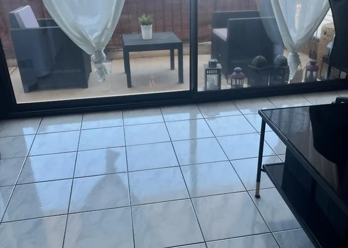 Apartmán Grande Salon Climatise Dans Partage Avec Parking Devant La Antibes