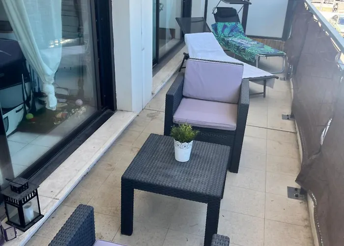 Grande Salon Climatise Dans Partage Avec Parking Devant La Antibes