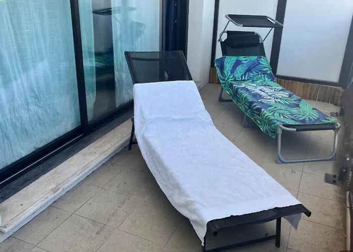 Grande Salon Climatise Dans Partage Avec Parking Devant La