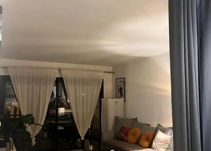 Grande Salon Climatise Dans Partage Avec Parking Devant La