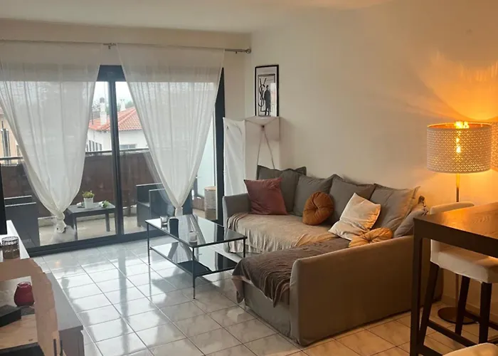 Apartmán Grande Salon Climatise Dans Partage Avec Parking Devant La *