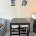 Grande Salon Climatise Dans Partage Avec Parking Devant La Antibes