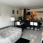 Apartment Grande Salon Climatise Dans Partage Avec Parking Devant La