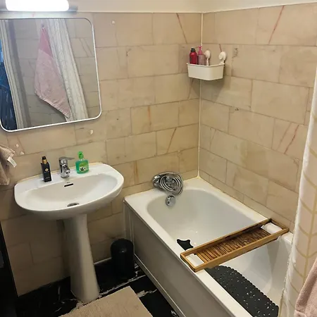 Grande Salon Climatise Dans Partage Avec Parking Devant La Apartment *