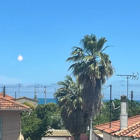 Grande Salon Climatise Dans Partage Avec Parking Devant La