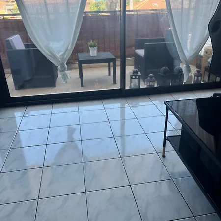 Apartment Grande Salon Climatise Dans Partage Avec Parking Devant La Antibes
