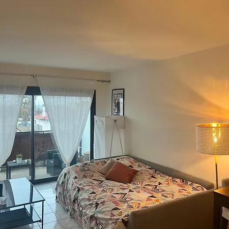 Grande Salon Climatise Dans Partage Avec Parking Devant La Antibes