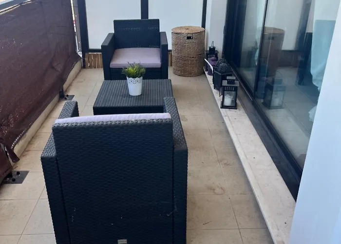 Grande Salon Climatisé Dans Partagé Avec Parking Devant La *