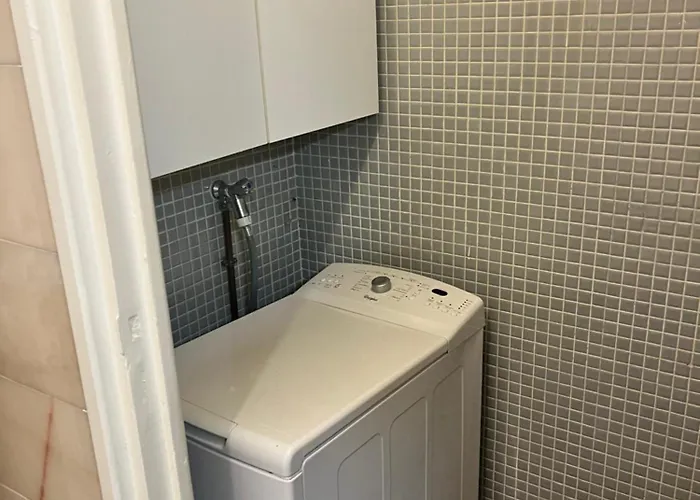 Grande Salon Climatise Dans Partage Avec Parking Devant La * Antibes