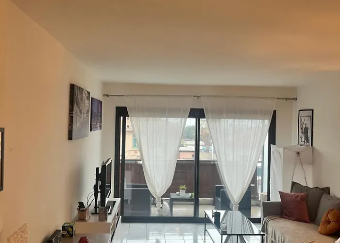 Grande Salon Climatise Dans Partage Avec Parking Devant La *