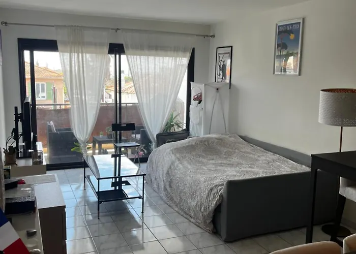 Grande Salon Climatisé Dans Partagé Avec Parking Devant La