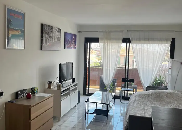 Grande Salon Climatise Dans Partage Avec Parking Devant La *