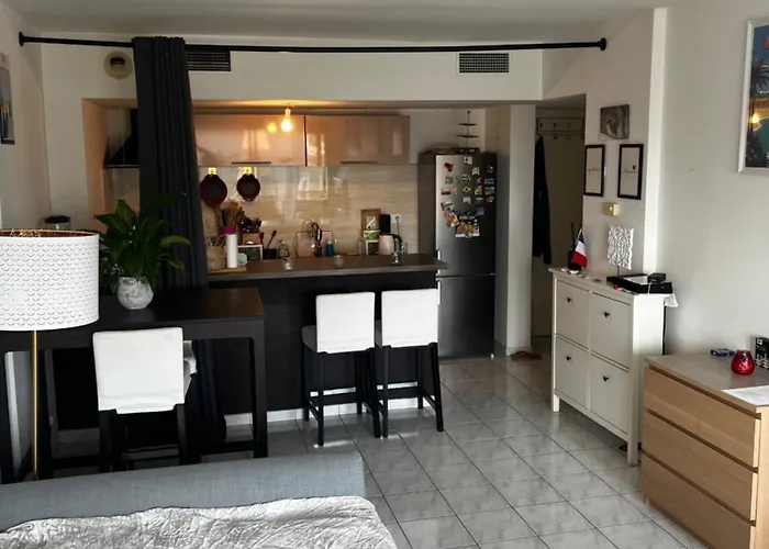 Grande Salon Climatisé Dans Partagé Avec Parking Devant La